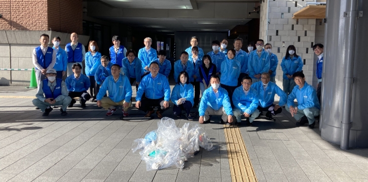 街のゴミ拾いをする内藤建設のスタッフ