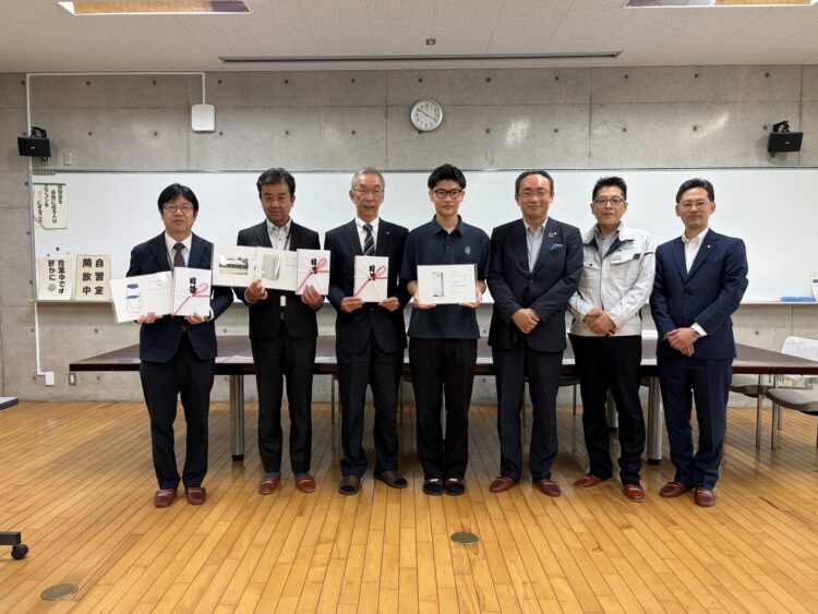地域貢献活動として学校へ寄贈を行いました